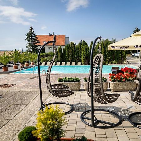 Vinosseum Bor- Es Apartmanhaz Sopron Bagian luar foto