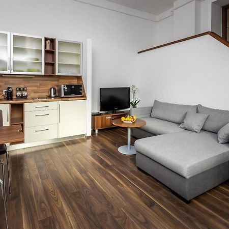 Vinosseum Bor- Es Apartmanhaz Sopron Bagian luar foto