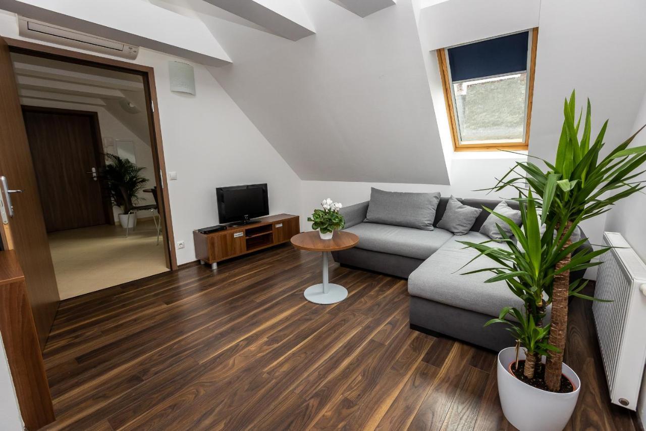 Vinosseum Bor- Es Apartmanhaz Sopron Bagian luar foto
