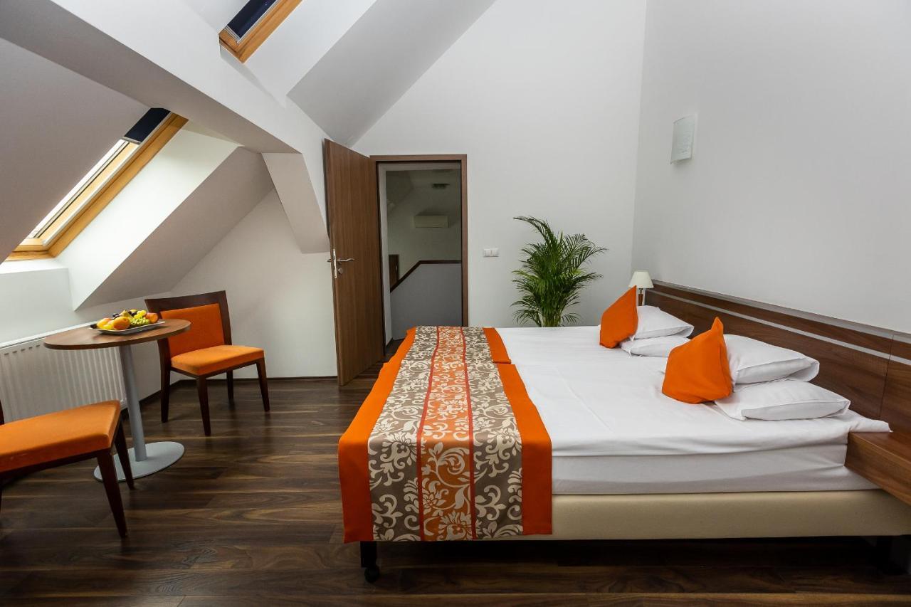Vinosseum Bor- Es Apartmanhaz Sopron Bagian luar foto