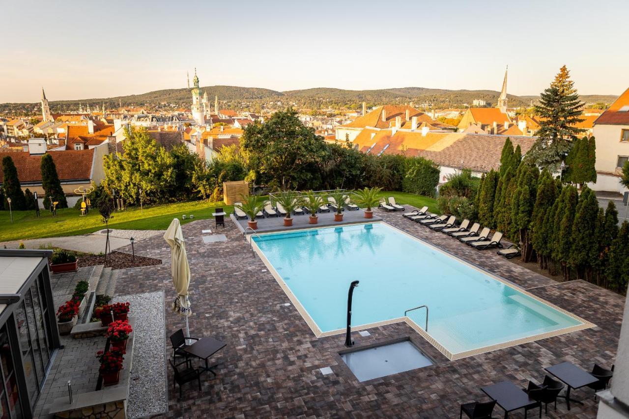 Vinosseum Bor- Es Apartmanhaz Sopron Bagian luar foto