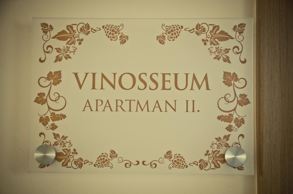 Vinosseum Bor- Es Apartmanhaz Sopron Bagian luar foto